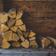 Brandhout en houtpellets als ecologische en voordelige oplossingen voor de winter
