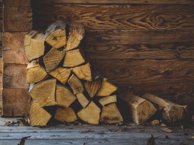 Brandhout en houtpellets als ecologische en voordelige oplossingen voor de winter
