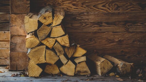 Brandhout en houtpellets als ecologische en voordelige oplossingen voor de winter