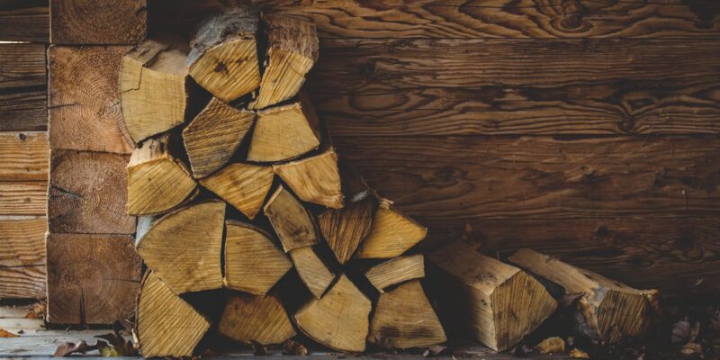 Brandhout en houtpellets als ecologische en voordelige oplossingen voor de winter